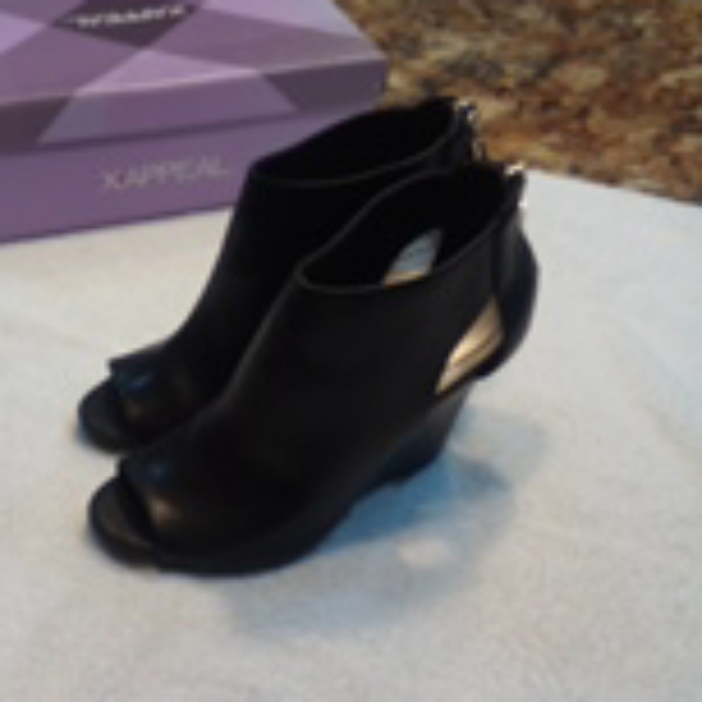 Black wedges